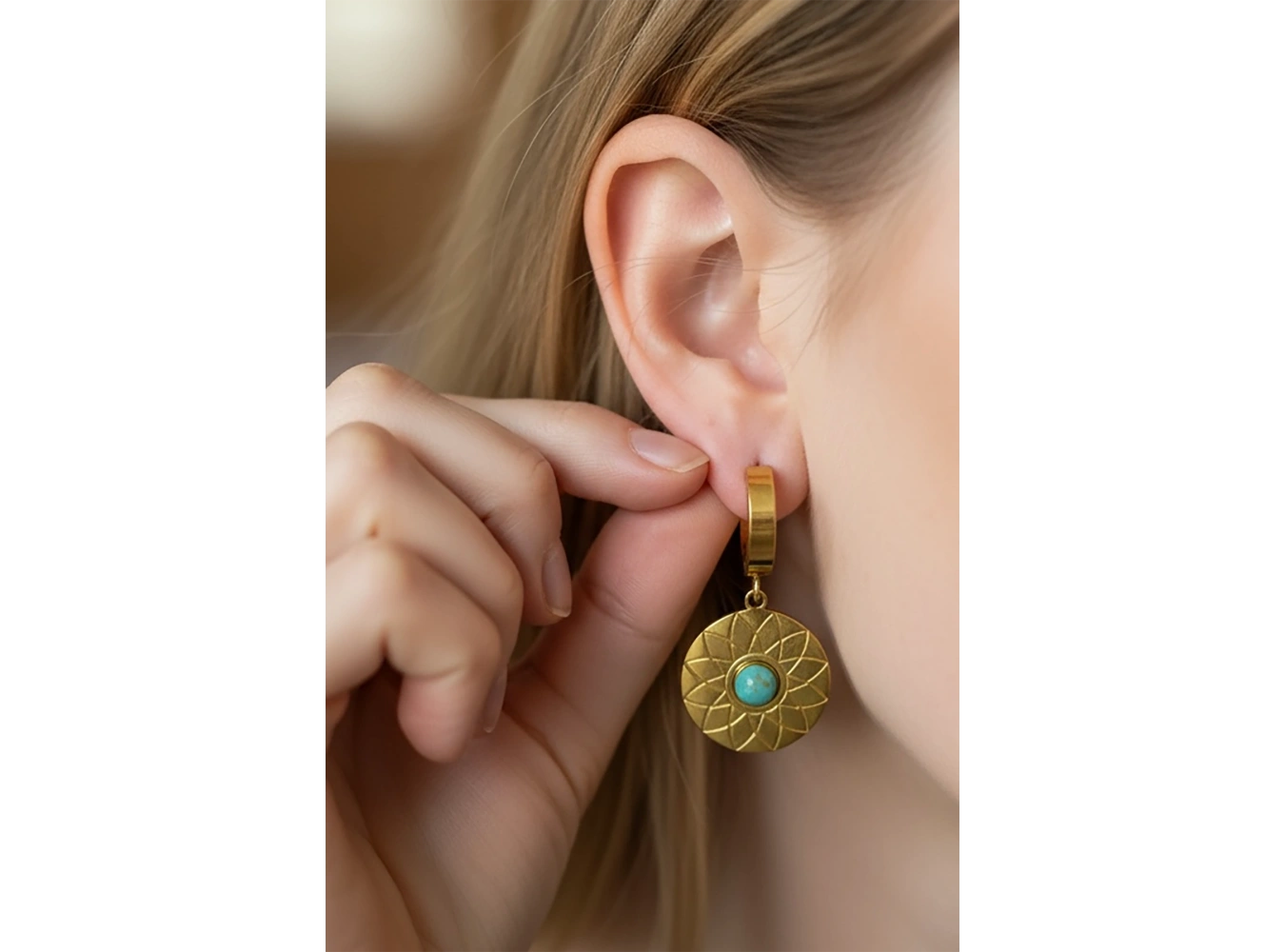 Altın Renk Yeşil Taş Detaylı Çelik Küpe (Çift)