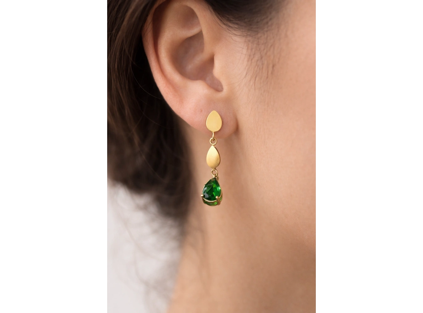 Altın Renk Yeşil Taş Detaylı Çelik Küpe (Çift)