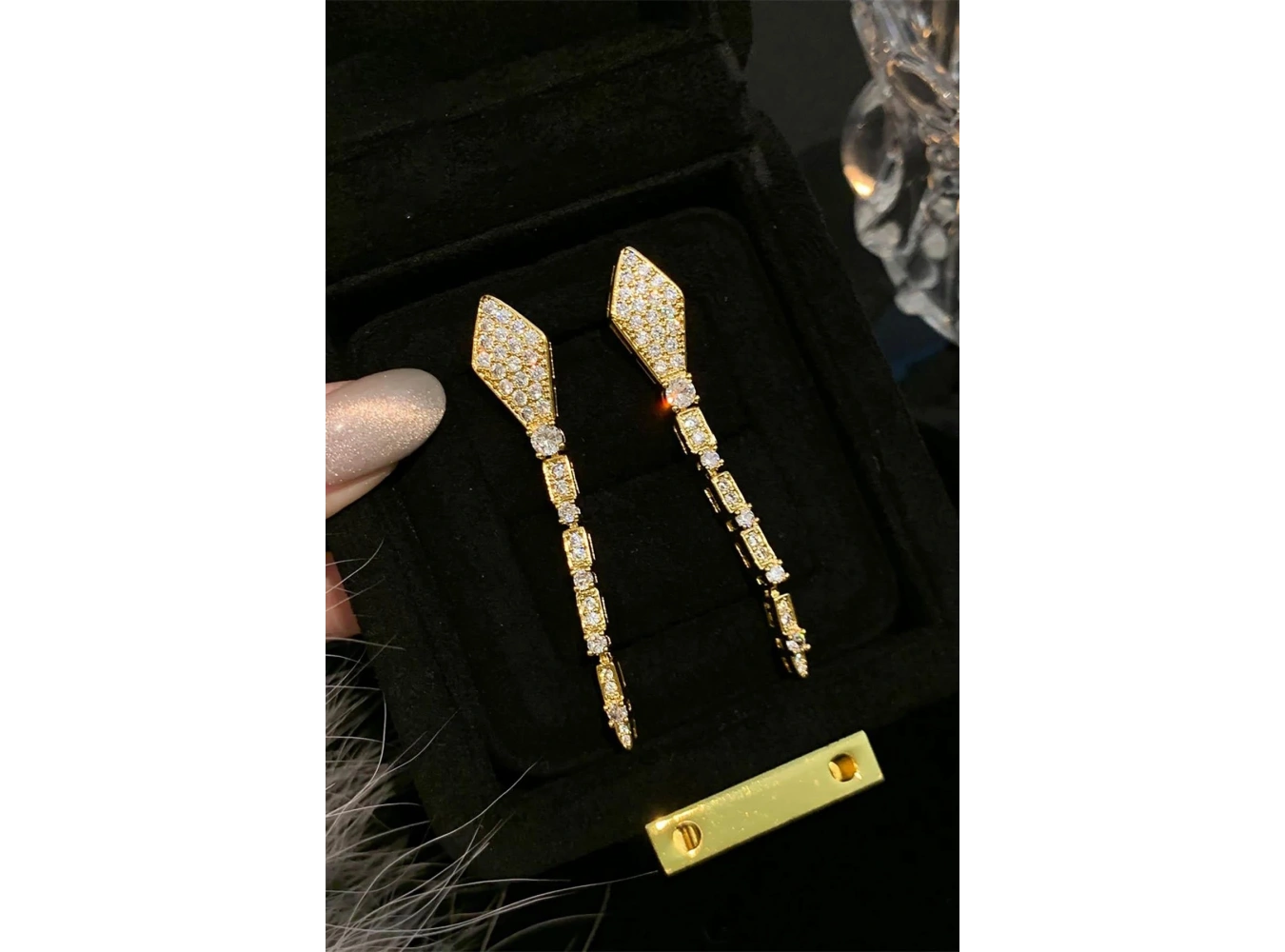 Altın Renk Yılan Figürlü Taş Detaylı Küpe (Çift)