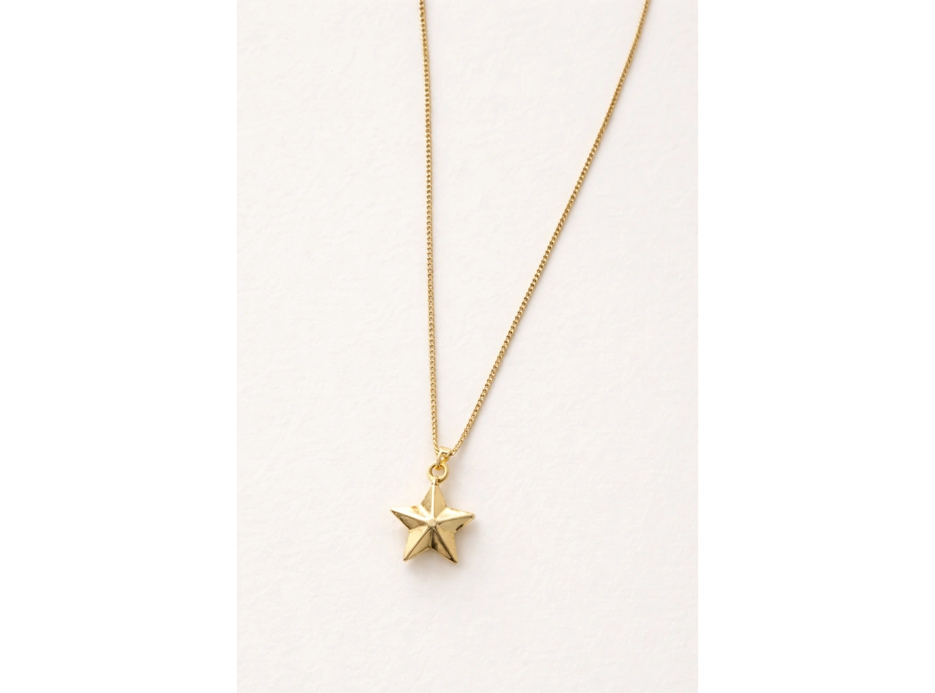 Altın Renk Yıldız Figürlü Çelik Kolye
