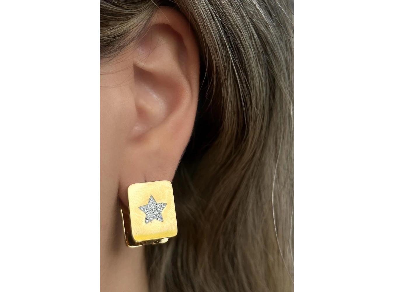 Altın Renk Yıldız Figürlü Çelik Küpe (Çift)