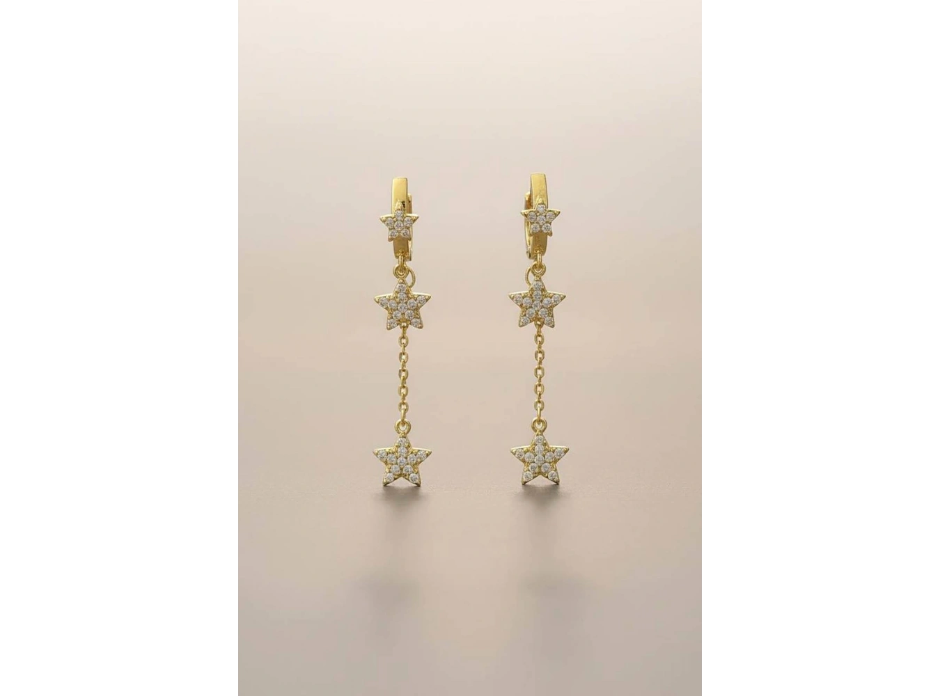 Altın Renk Yıldız Figürlü Sallantılı Küpe (Çift)