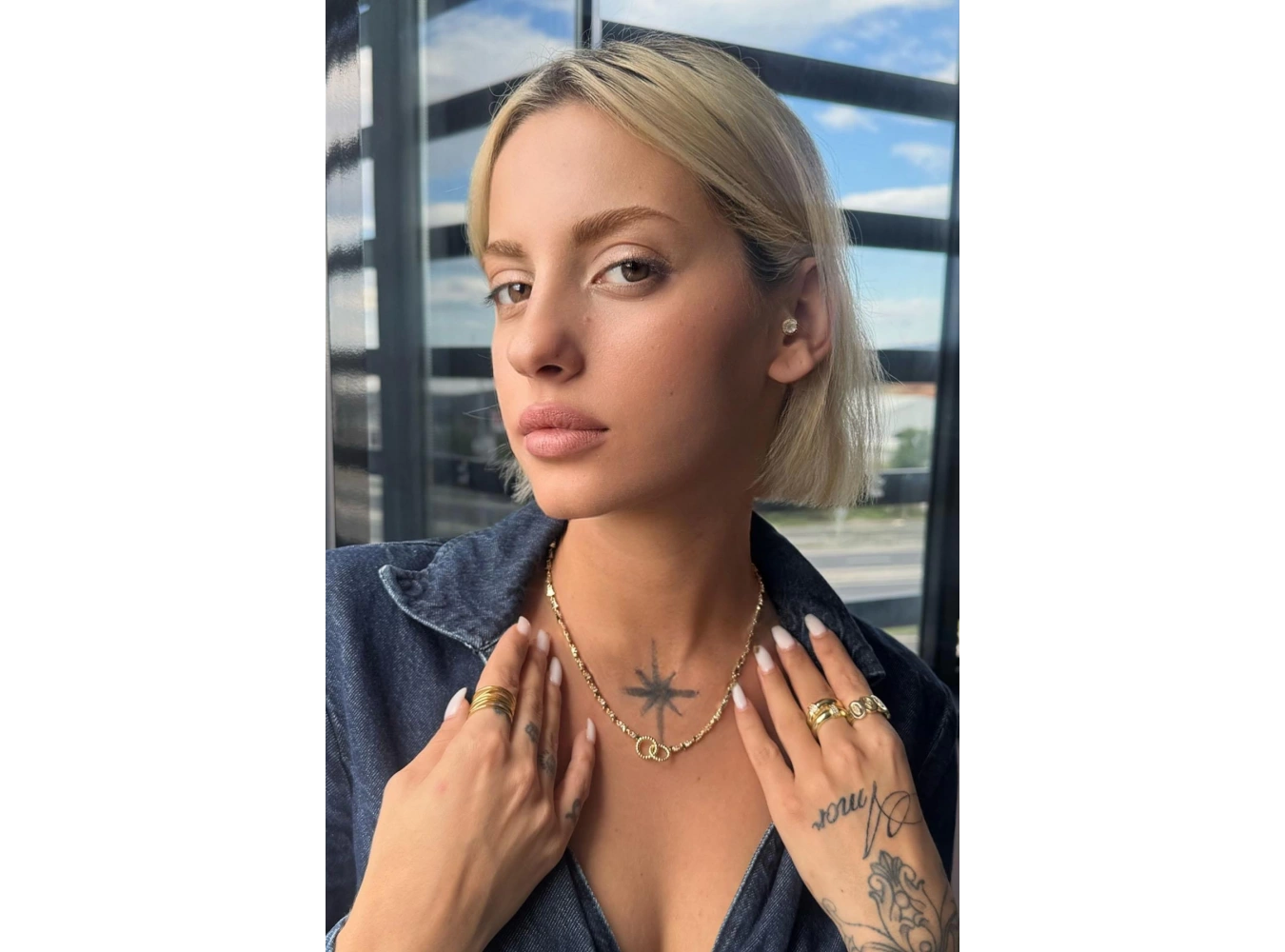 Altın Renk Yıldız Figürlü Taş Detaylı Kolye