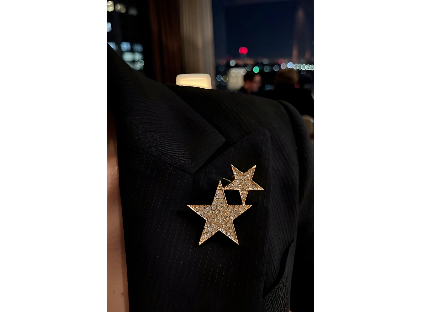 Altın Renk Yıldız Figürlü Taşlı Broş