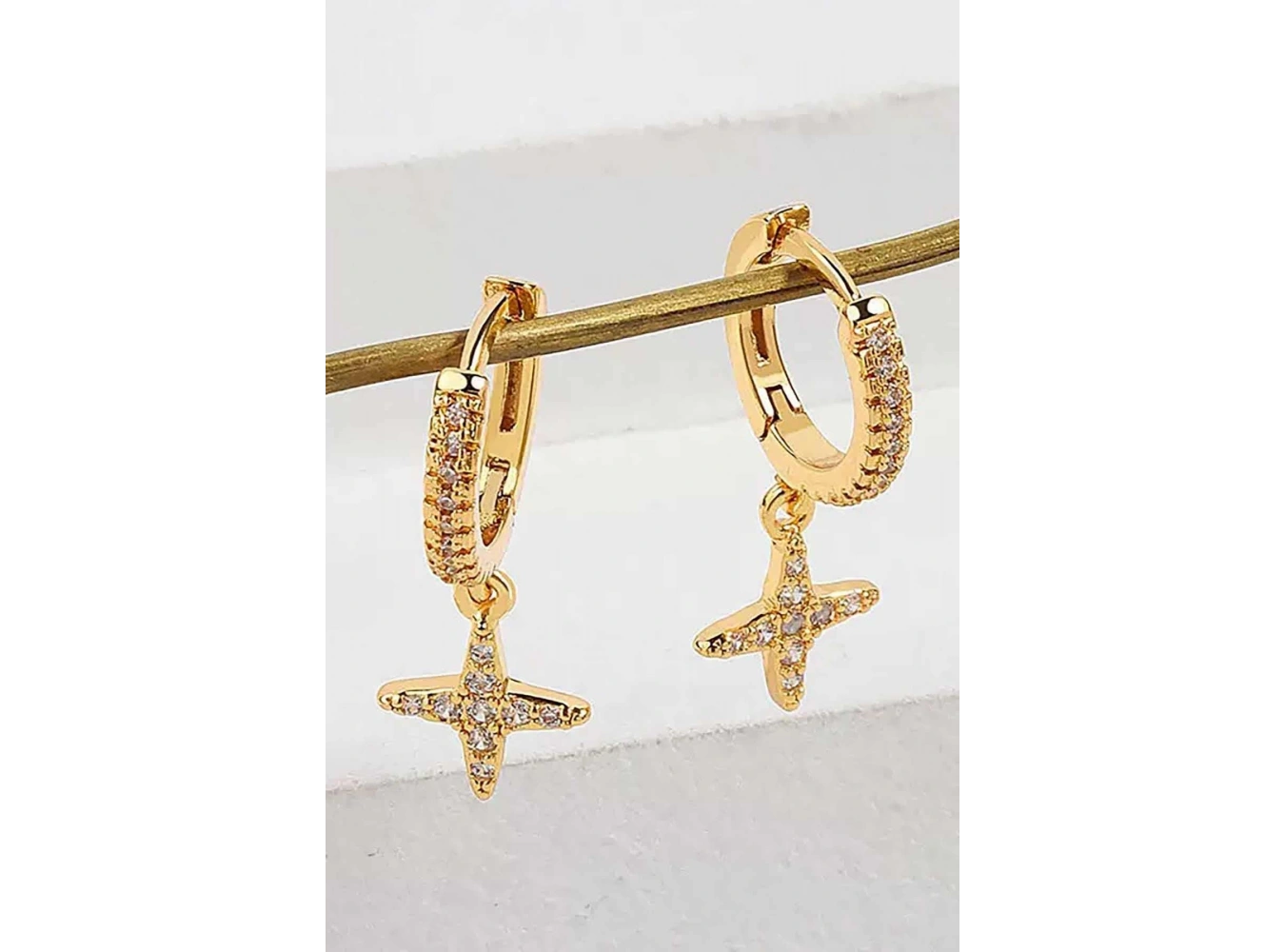 Altın Renk Yıldız Figürlü Taşlı Tx Küpe (Çift)