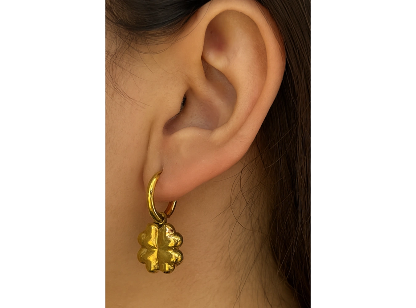 Altın Renk Yonca Figürlü Çelik Küpe (Çift)