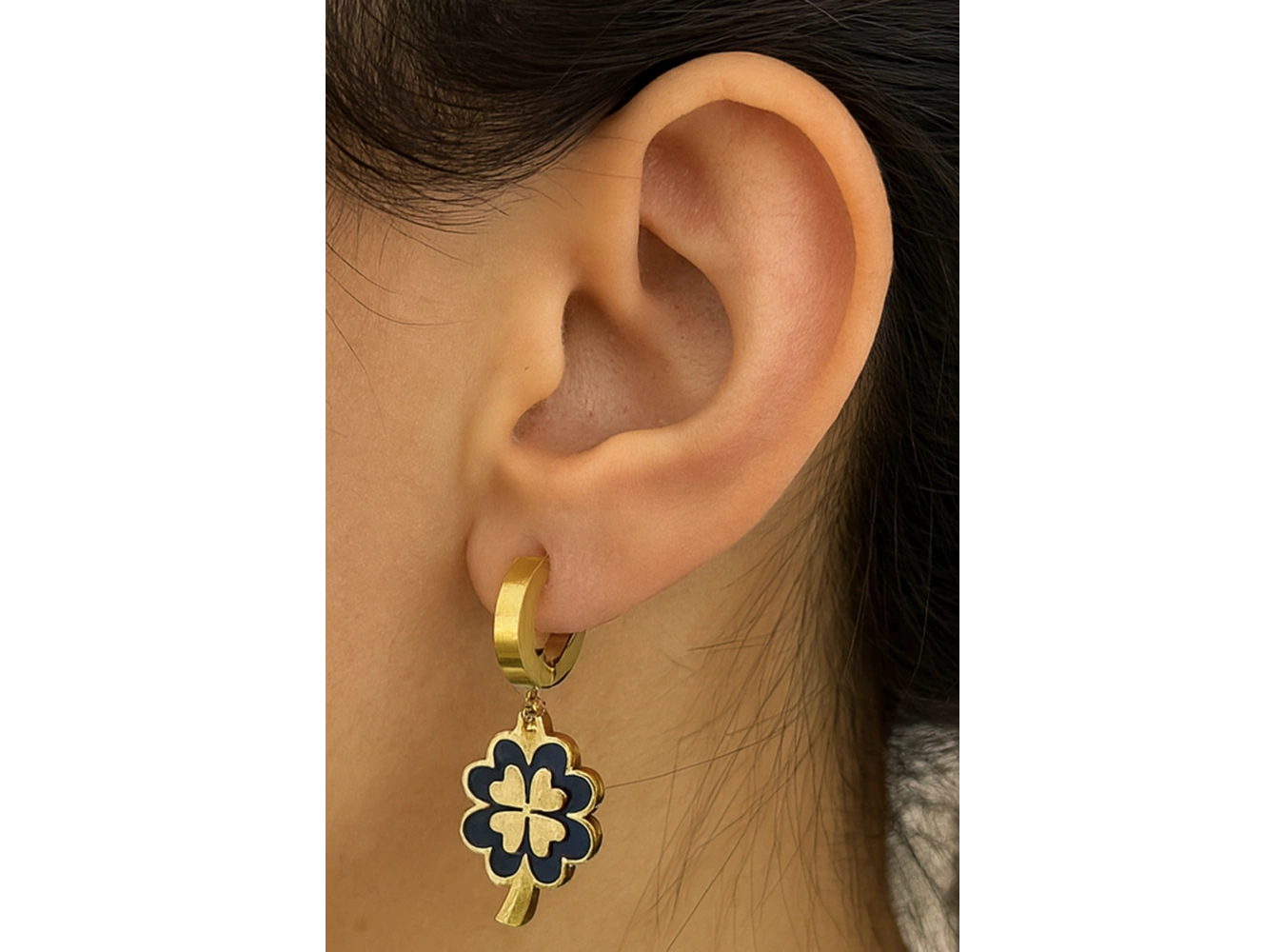 Altın Renk Yonca Figürlü Çelik Küpe (Çift)