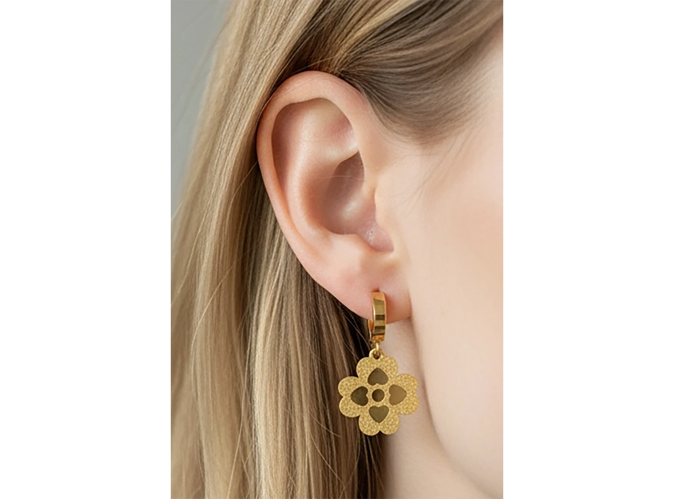 Altın Renk Yonca Figürlü Çelik Küpe (Çift)