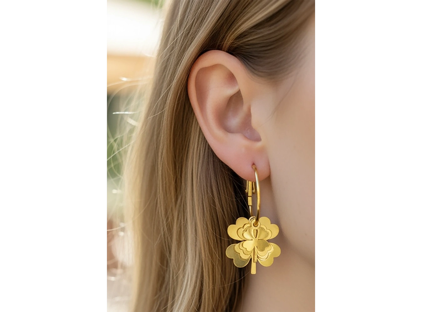 Altın Renk Yonca Figürlü Çelik Küpe (Çift)