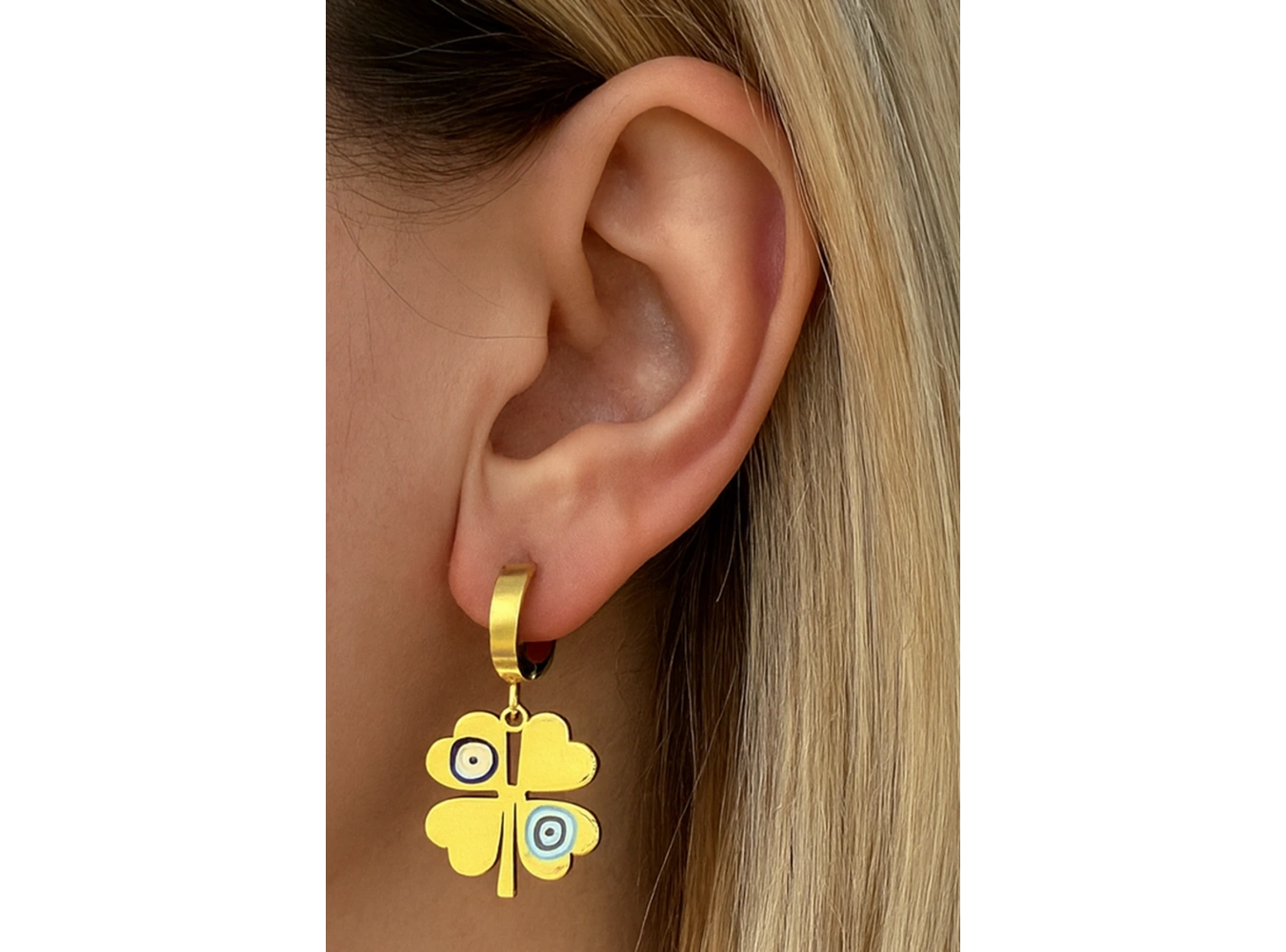 Altın Renk Yonca Figürlü Çelik Küpe (Çift)