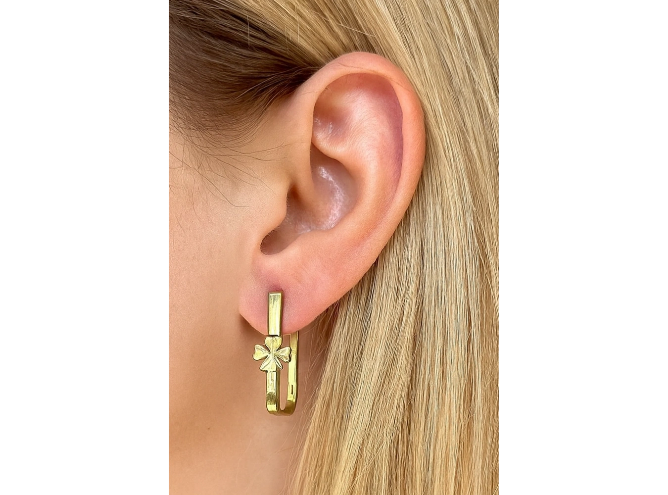 Altın Renk Yonca Figürlü Çelik Küpe (Çift)