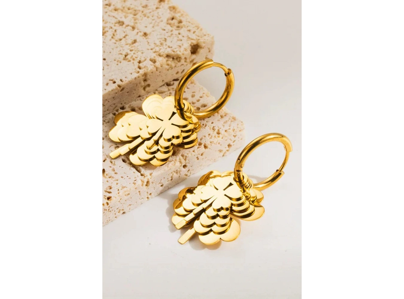 Altın Renk Yonca Figürlü Çelik Küpe (Çift)