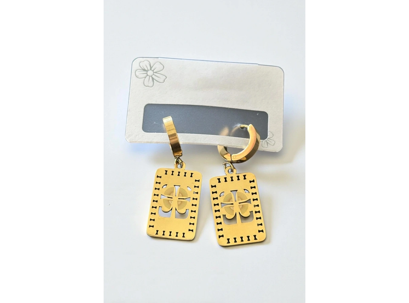 Altın Renk Yonca Figürlü Çelik Küpe (Çift)