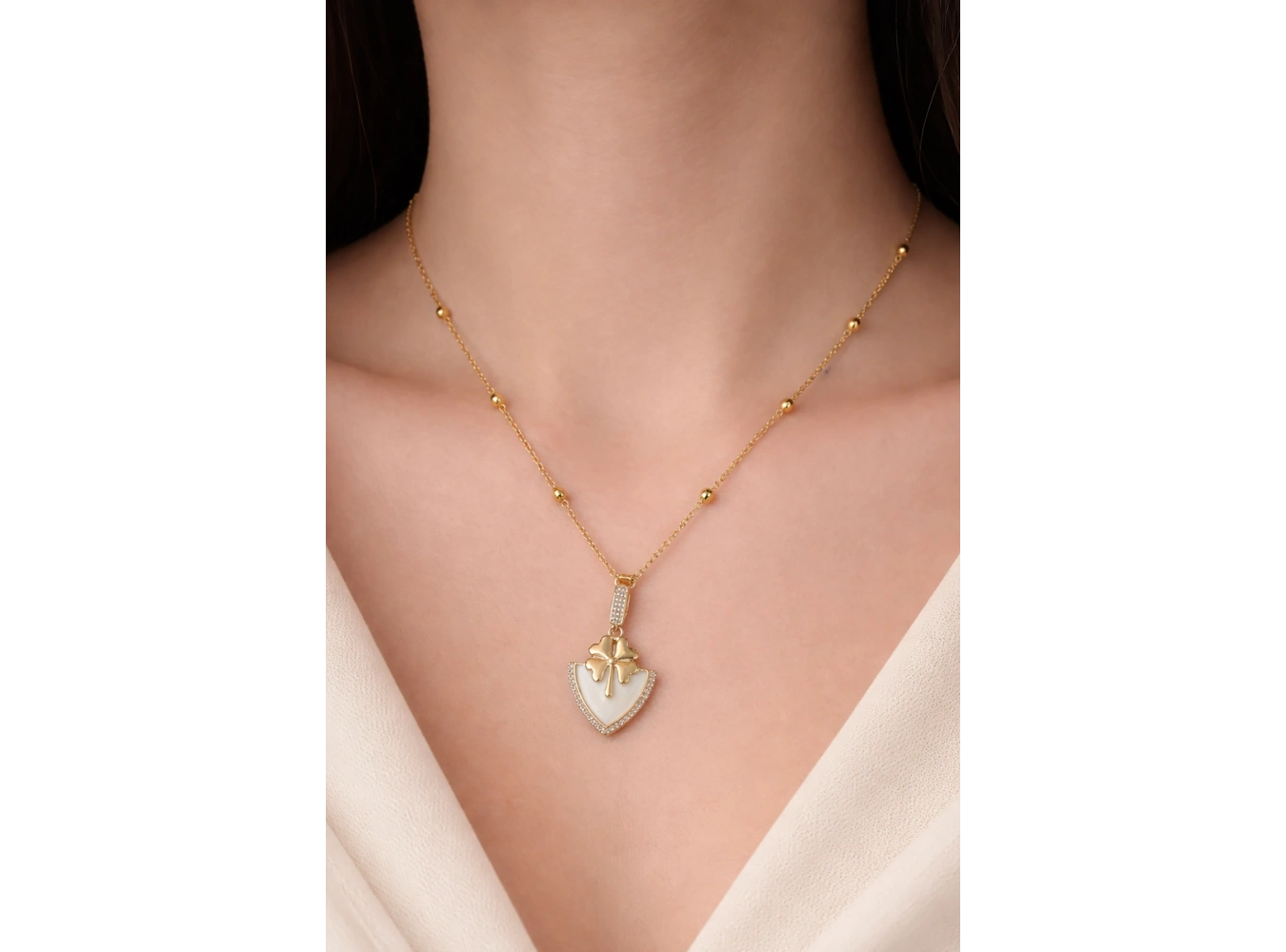 Altın Renk Yonca Figürlü Çelik Y Kolye