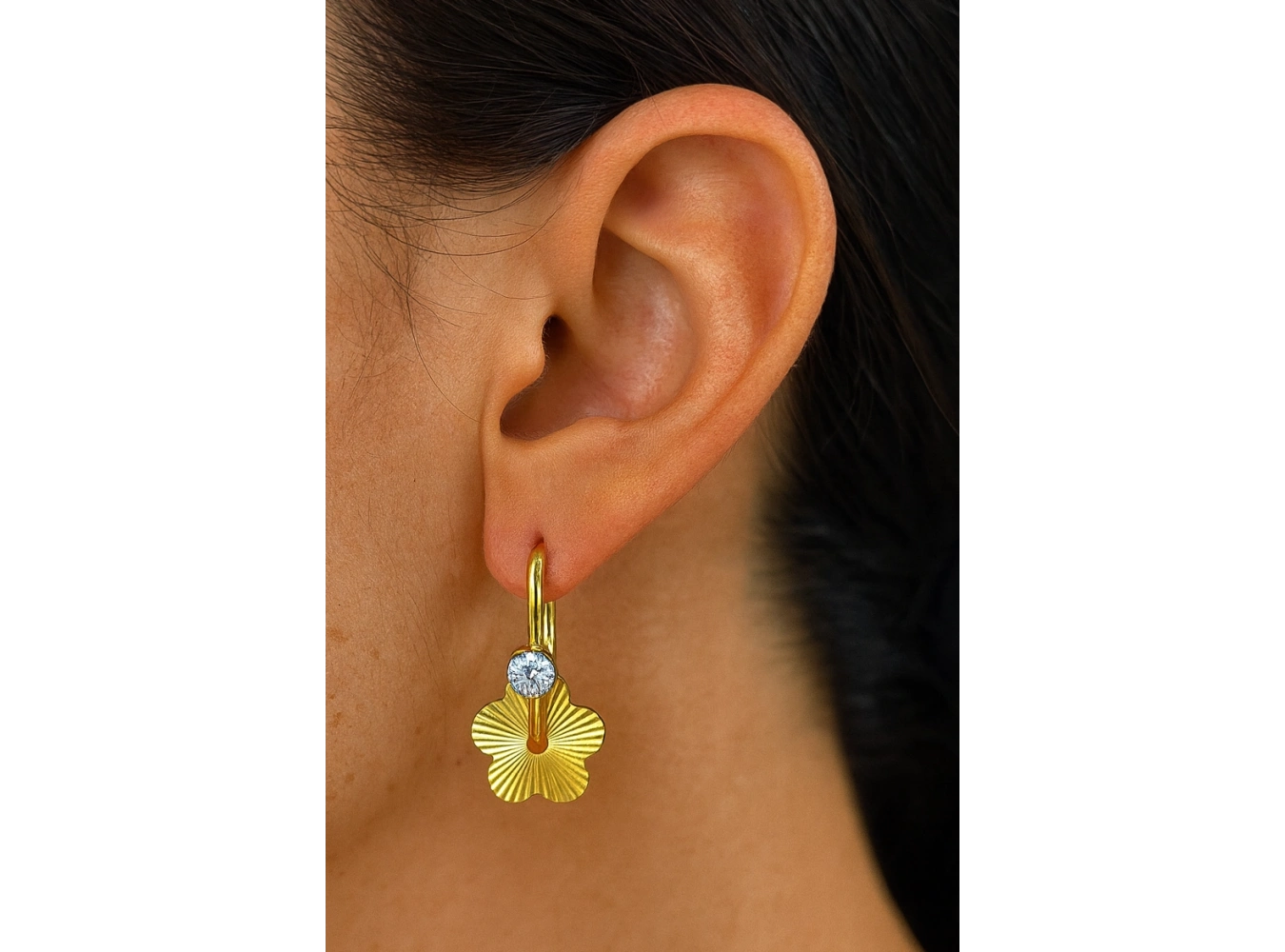 Altın Renk Yonca Figürlü Taş Detaylı Çelik Küpe (Çift)