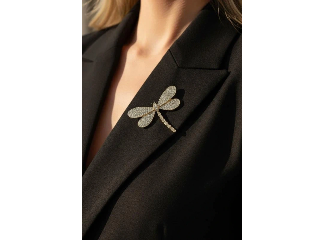 Altın Renk Yusufçuk Figürlü Taş Detaylı Broş