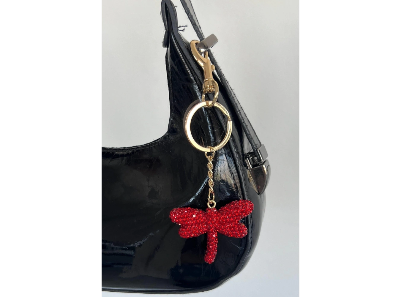 Altın Renk Yusufçuk Figürlü Kırmızı Taş Detaylı Çanta Charm/ Anahtarlık