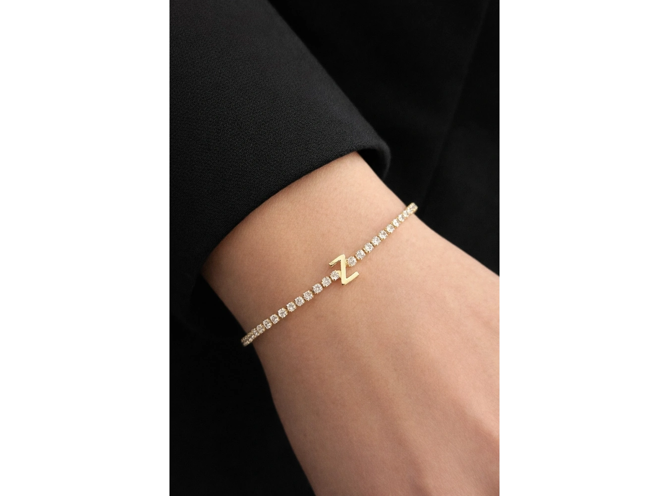 Altın Renk Z Harfli Taş Detaylı Çelik Bileklik