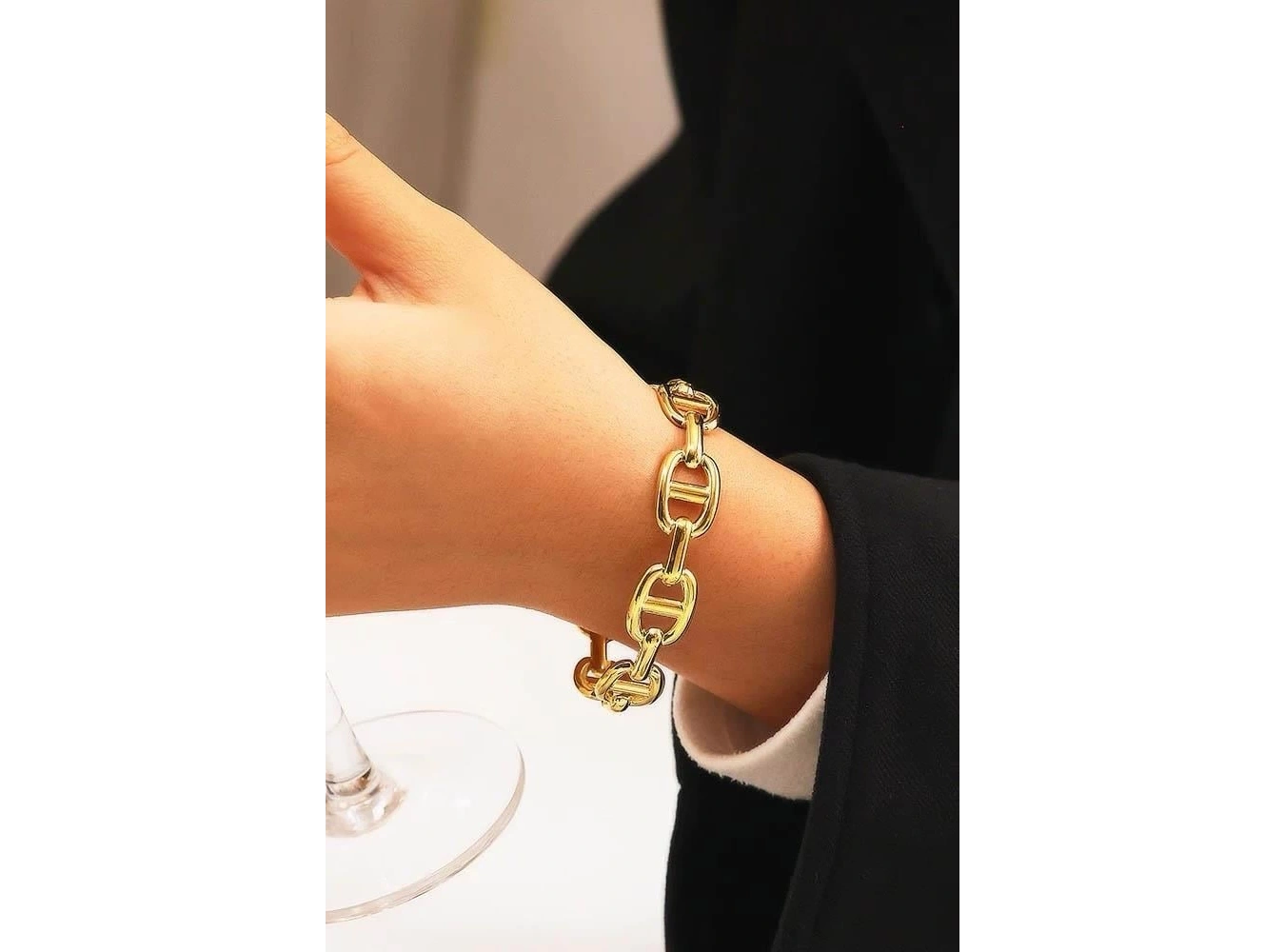 Altın Renk Zincir Detaylı Çelik Kelepçe Bileklik