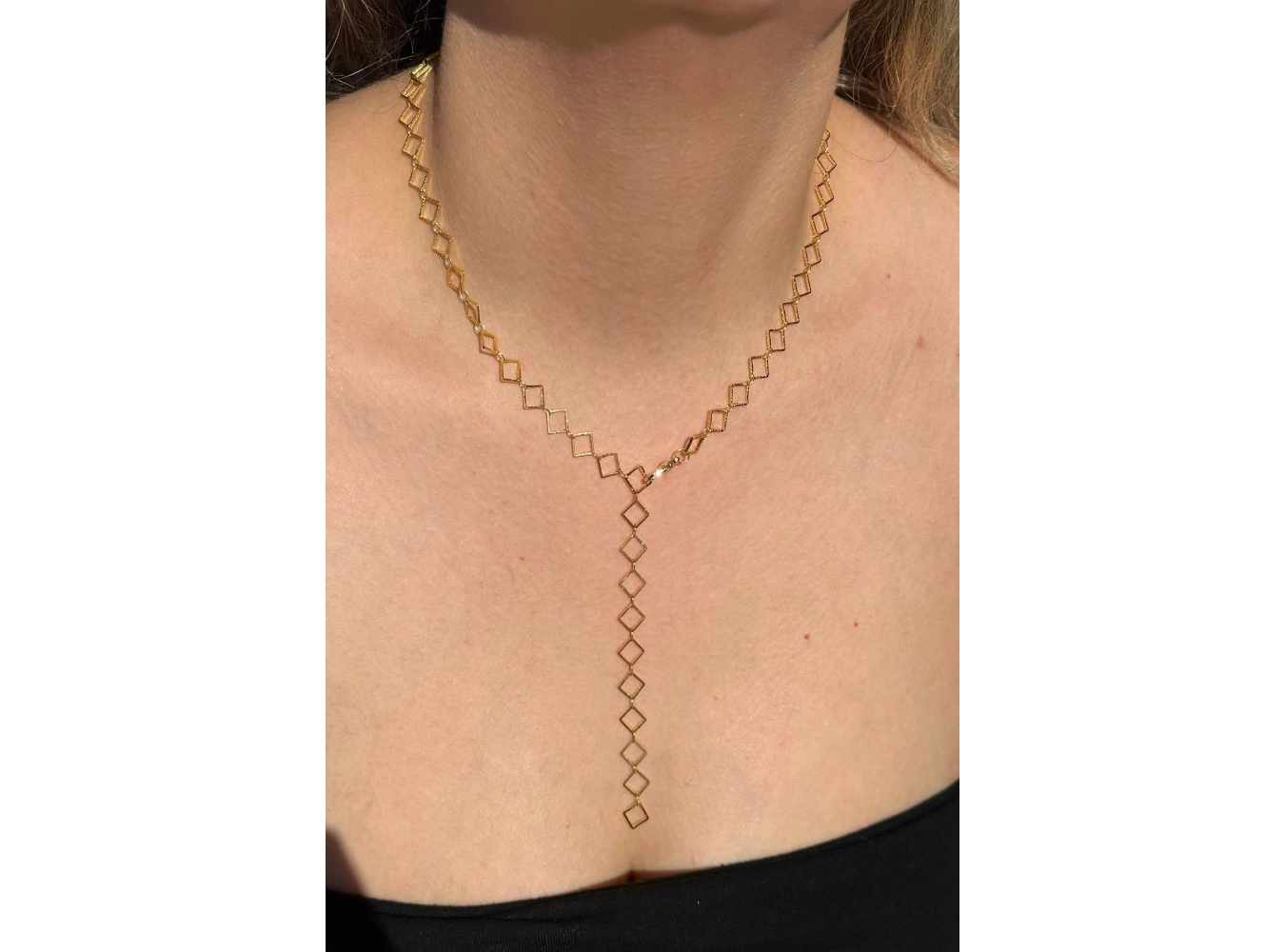 Altın Renk Zincir Detaylı Çelik Y Kolye