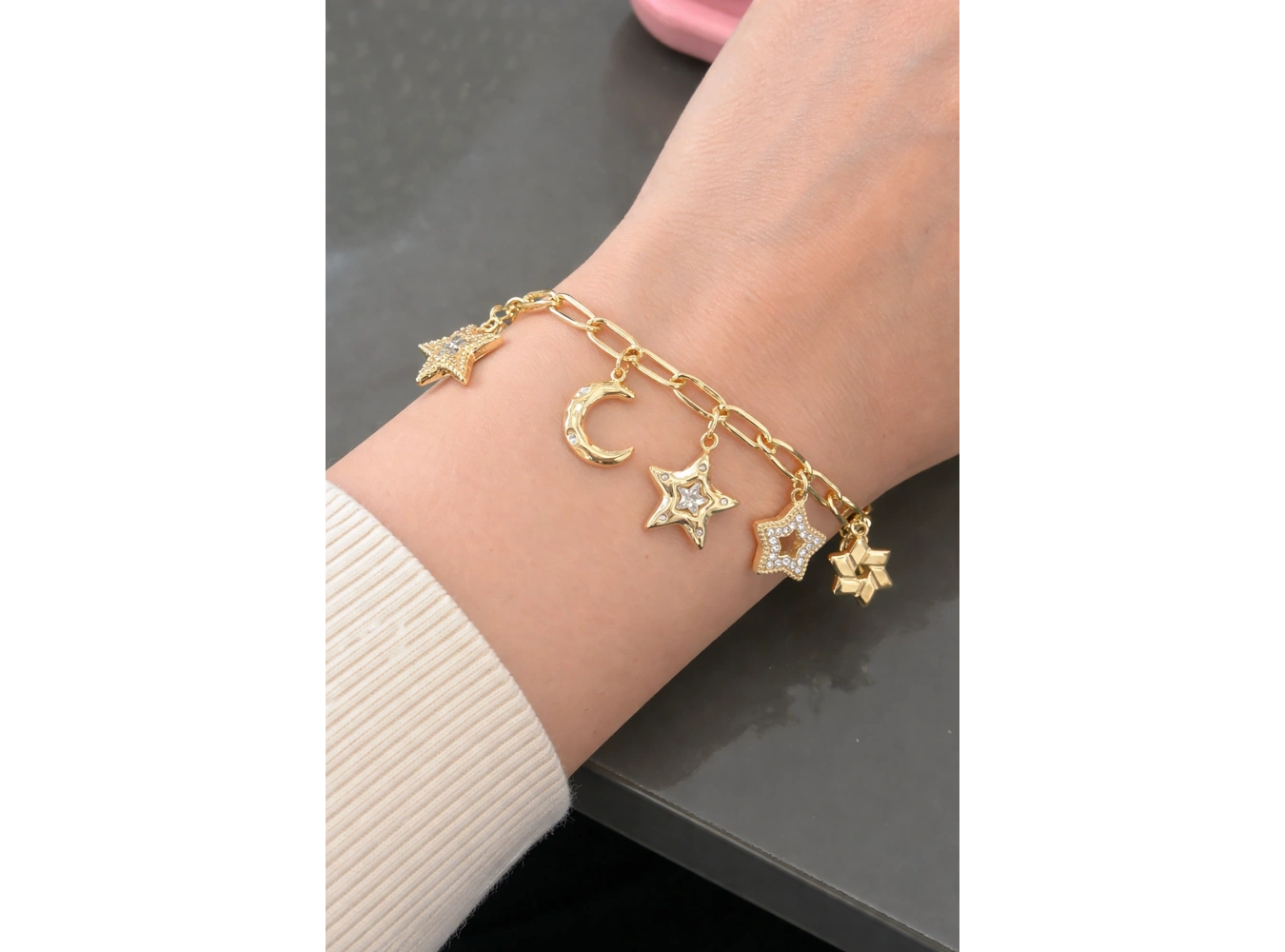 Altın Renk Zincir Detaylı Karışık Charmlı Çelik Bileklik