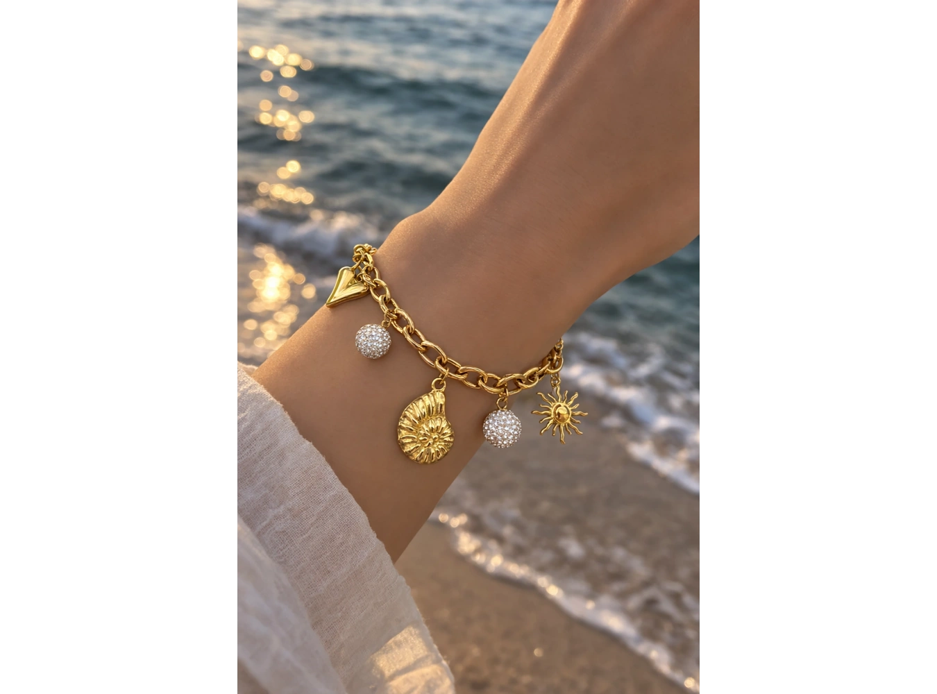 Altın Renk Zincir Detaylı Karışık Charmlı Çelik Bileklik