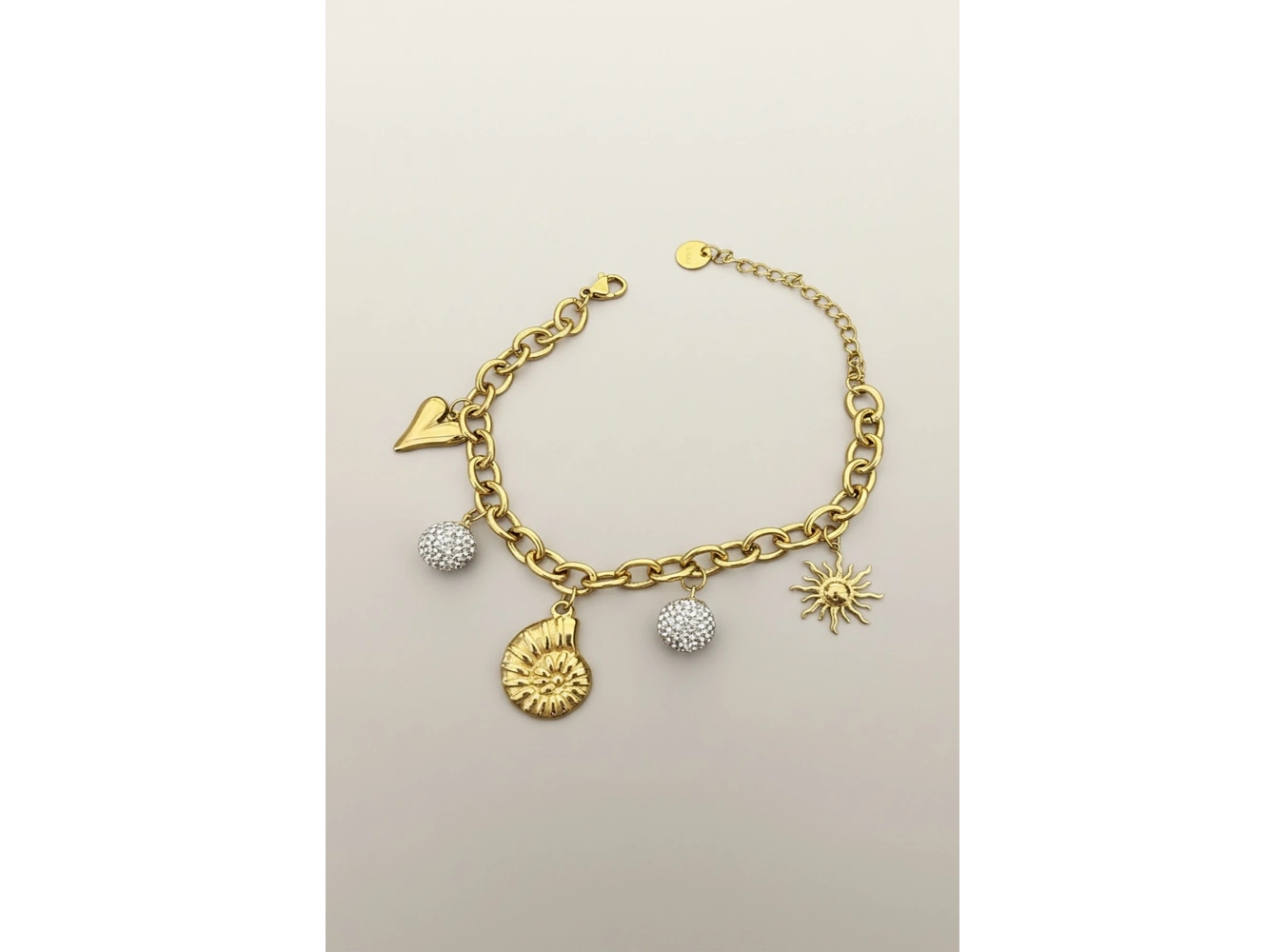 Altın Renk Zincir Detaylı Karışık Charmlı Çelik Bileklik