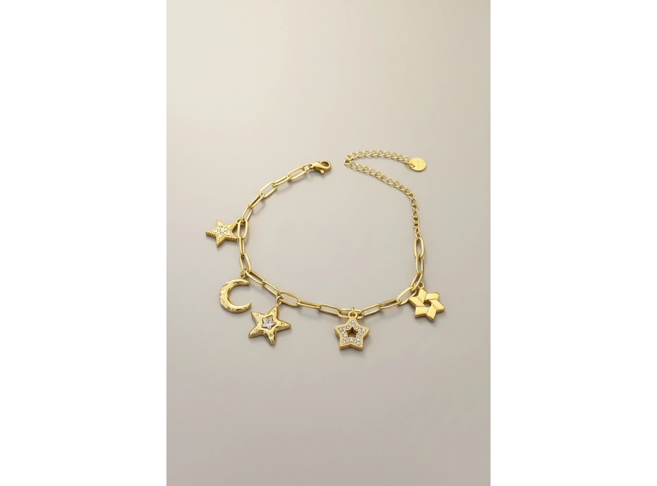 Altın Renk Zincir Detaylı Karışık Charmlı Çelik Bileklik