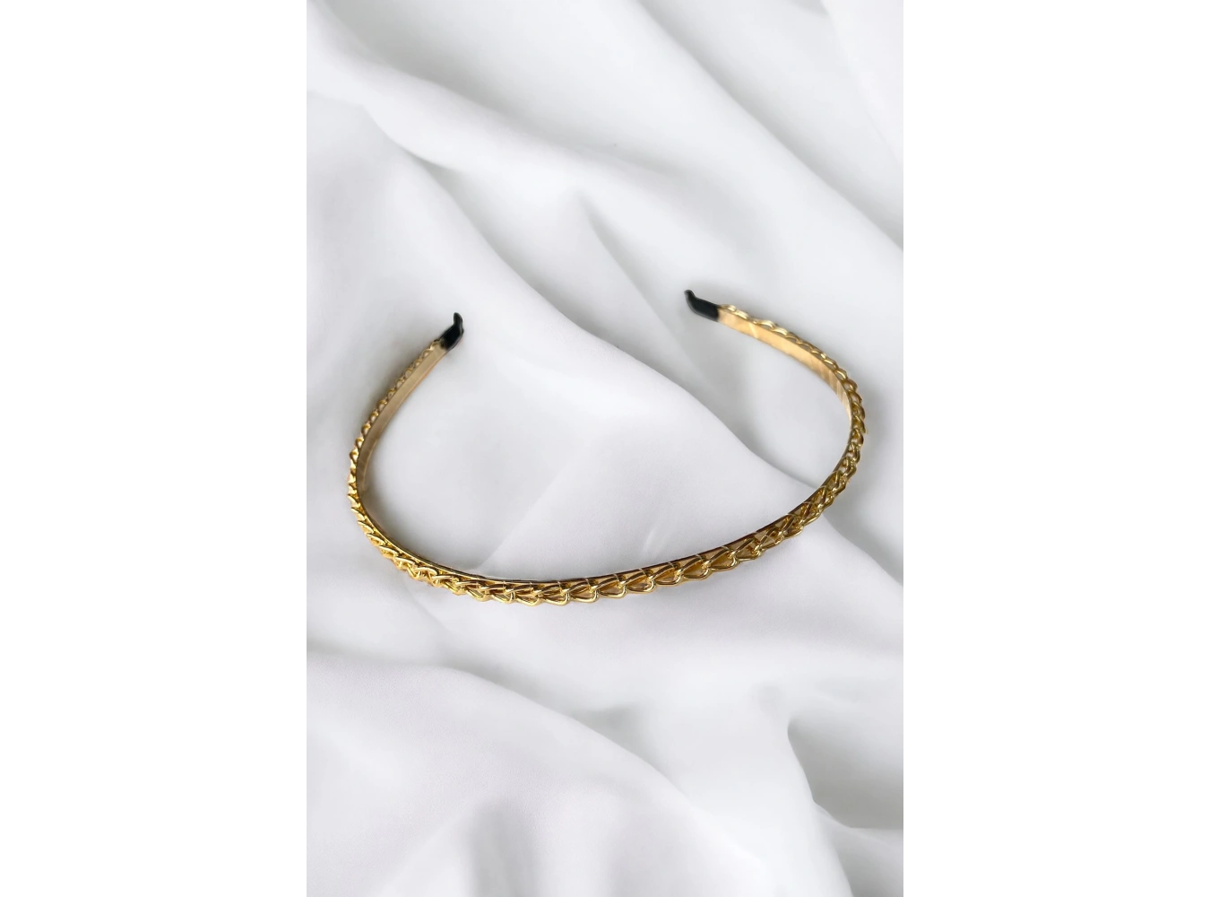 Altın Renk Zincir Detaylı Taç