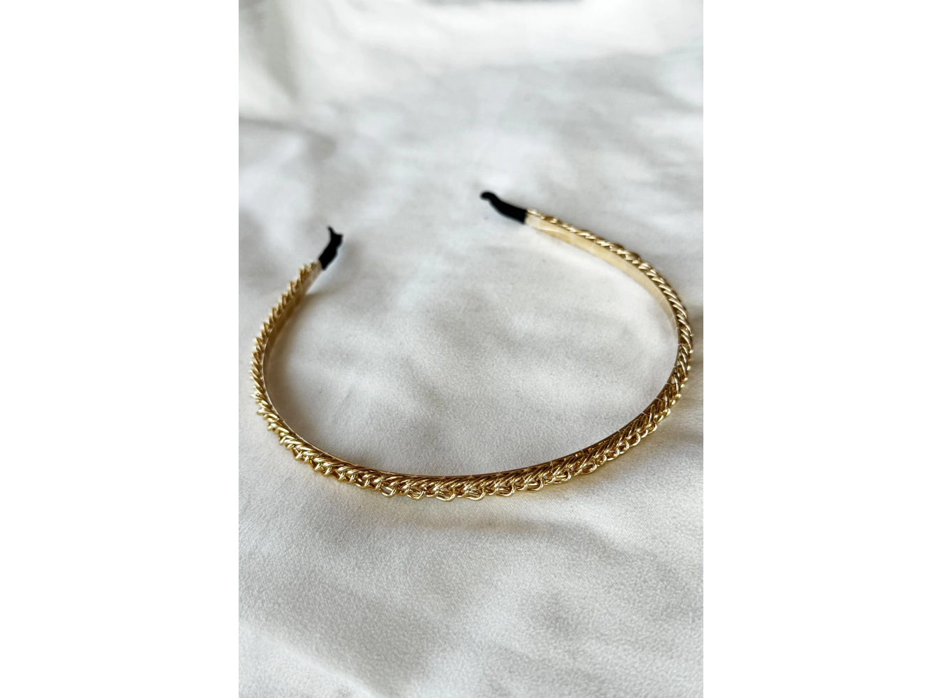 Altın Renk Zincir Detaylı Taç