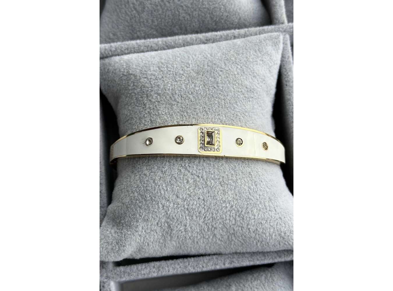 Altın Ve Beyaz Renk Taş Detaylı Çelik Kelepçe Bileklik