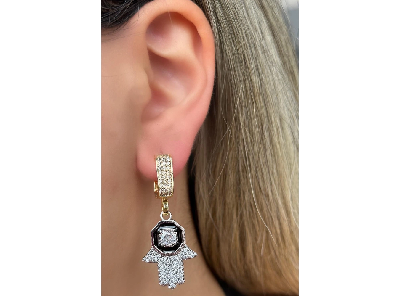 Altın Ve Gümüş Renk Fatma Ana Eli Figürlü Taş Detaylı Küpe (Çift)