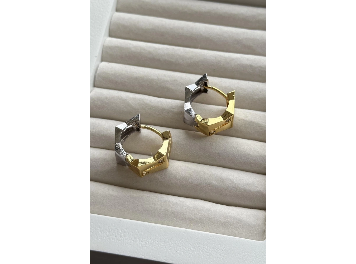 Altın Ve Gümüş Renk Taş Detaylı Halka Küpe (Çift)