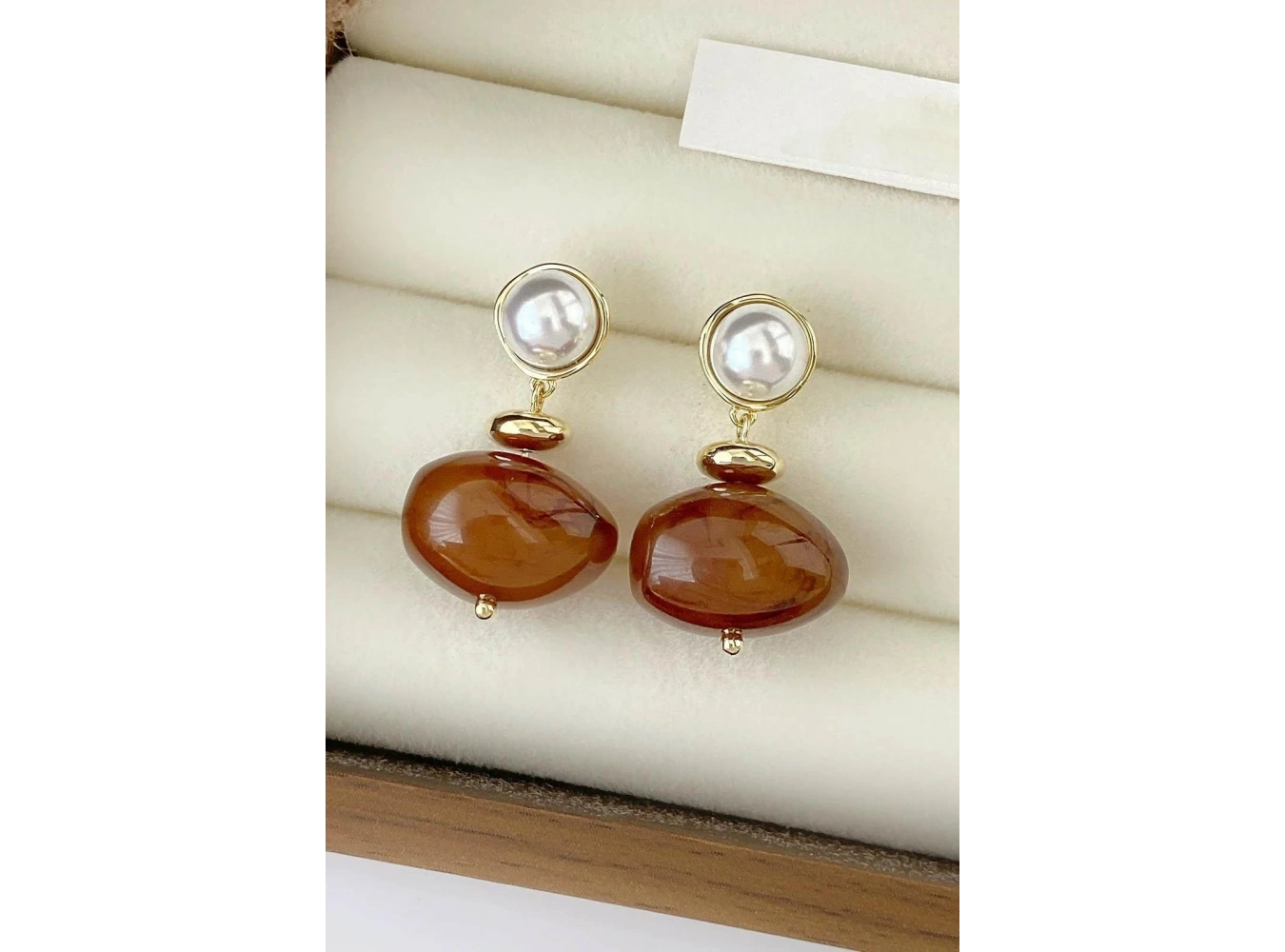 Altın Ve Kahve Renk İnci Detaylı Taşlı Küpe (Çift)