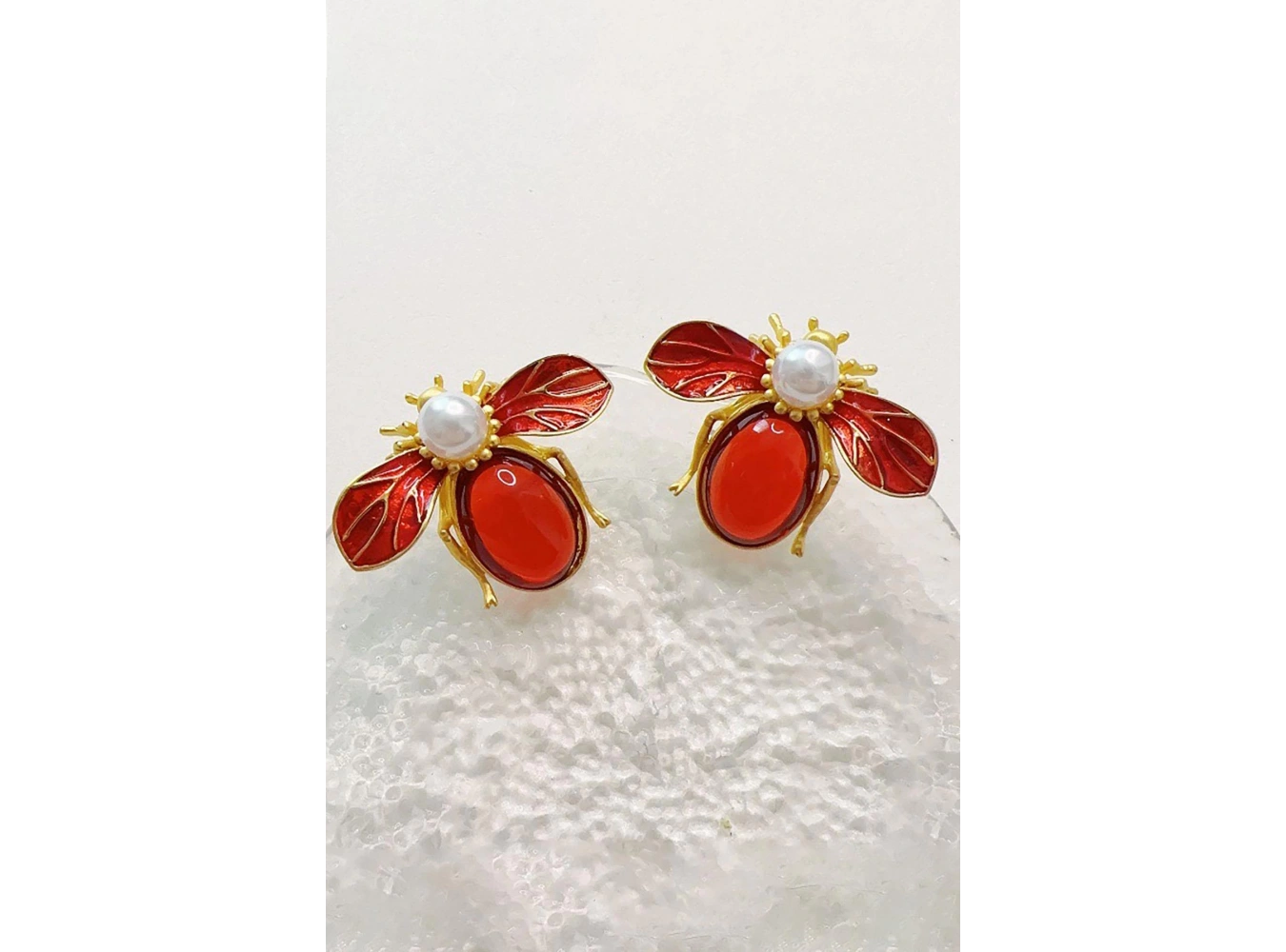 Altın Ve Kırmızı Renk Arı Figürlü Küpe (Çift)