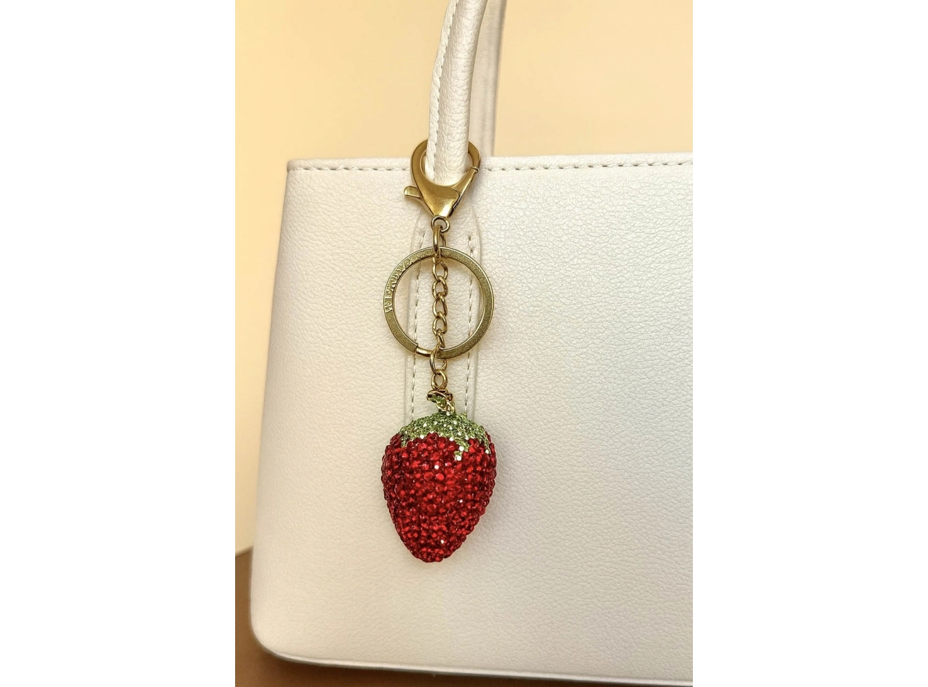 Altın Ve Kırmızı Renk Çilek Figürlü Taş Detaylı Çanta Charm/ Anahtarlık