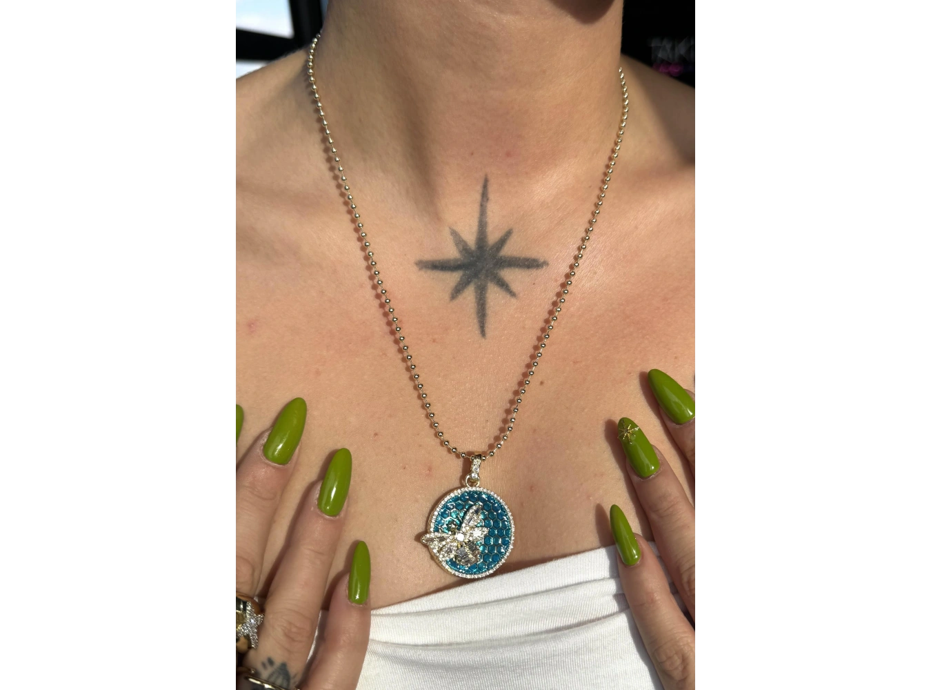 Altın Ve Mavi Renk Arı Figürlü 14K Altın Kaplama VİP Kolye