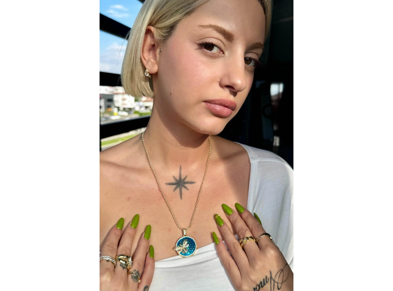 Altın Ve Mavi Renk Arı Figürlü 14K Altın Kaplama VİP Kolye