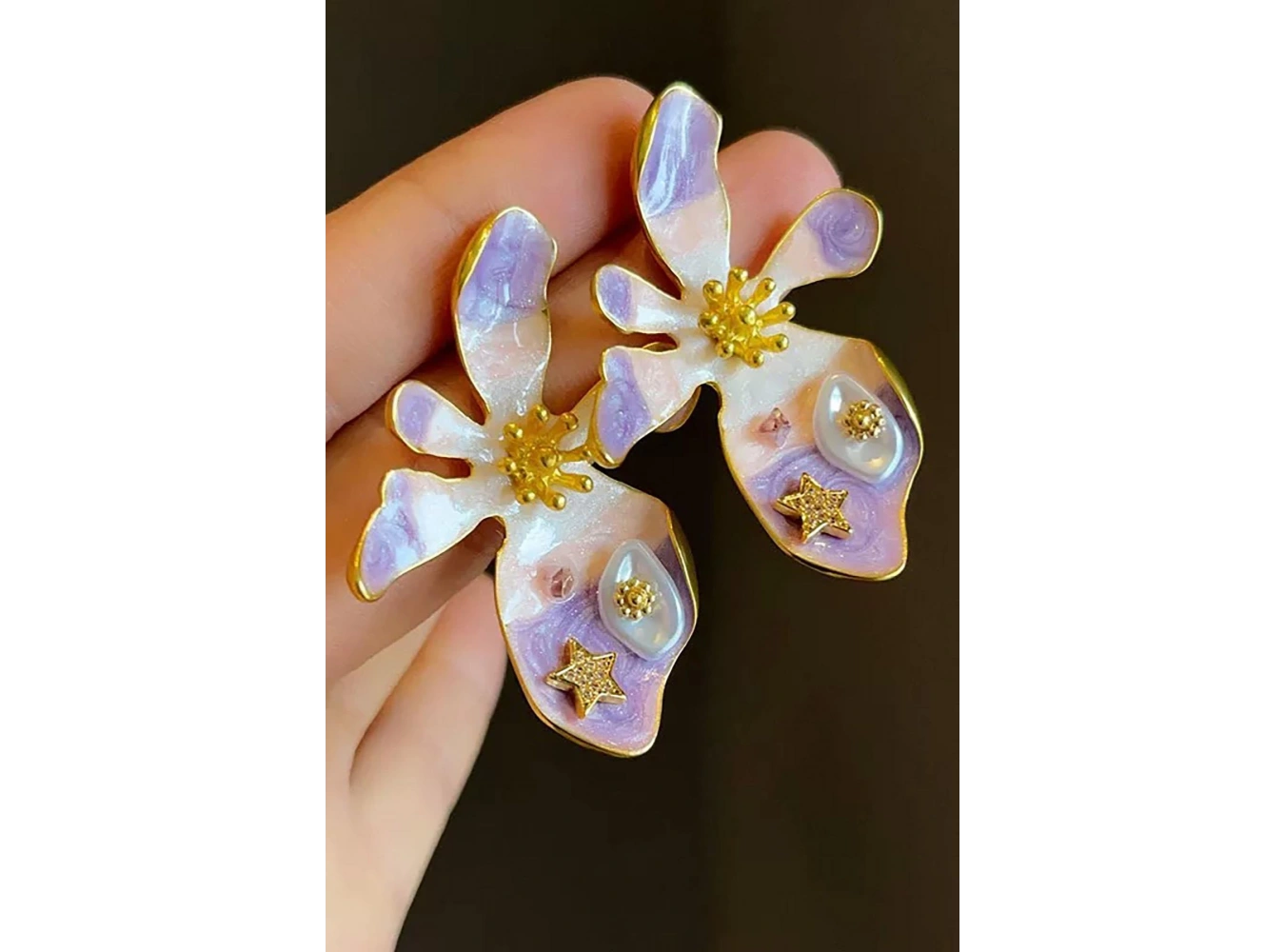 Altın Ve Mor Renk Çiçek Figürlü Küpe (Çift)