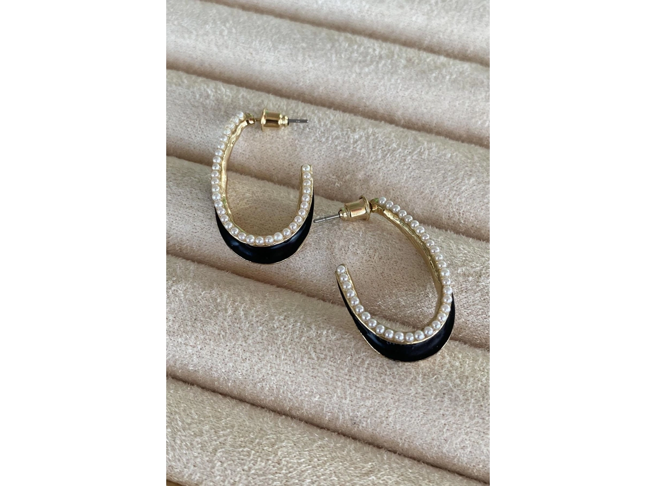 Altın Ve Siyah Renk İnci Detaylı Küpe (Çift)