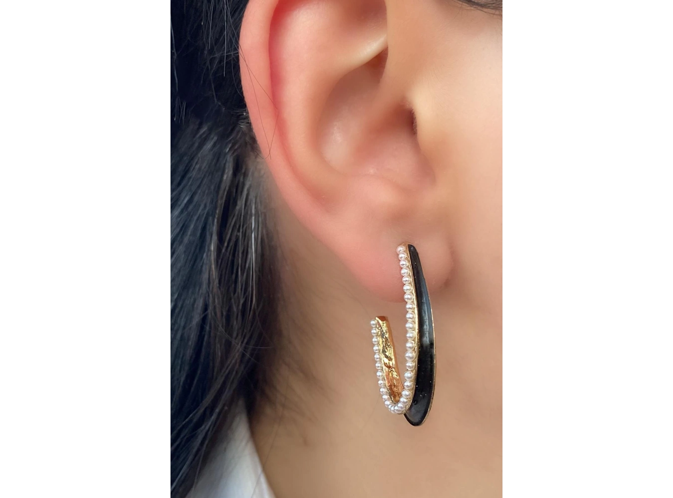 Altın Ve Siyah Renk İnci Detaylı Küpe (Çift)