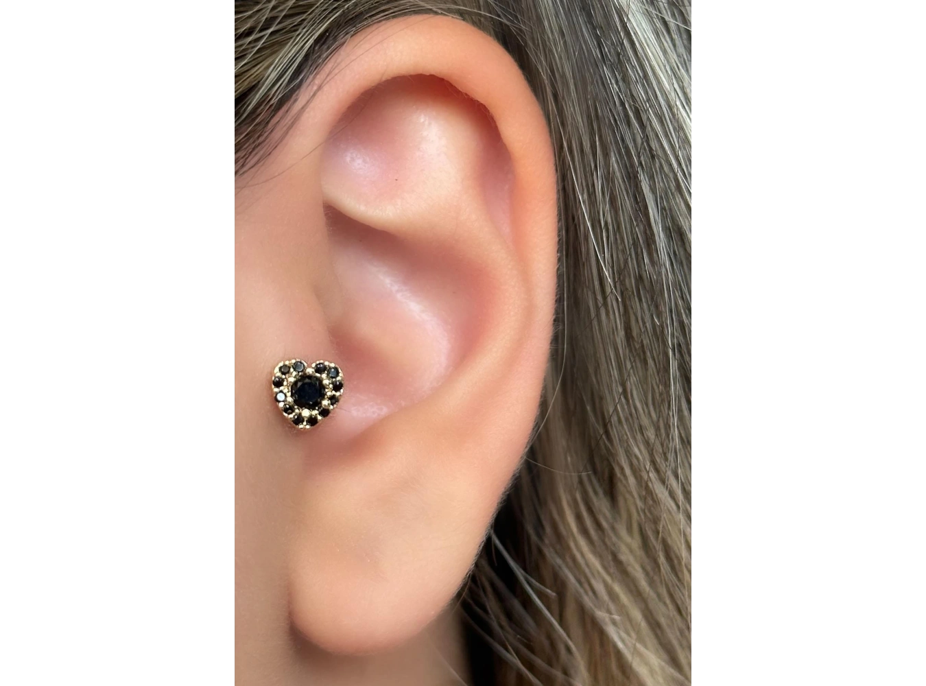Altın Ve Siyah Renk Kalp Figürlü Taş Detaylı Çelik Tragus/Kıkırdak Küpe/Piercing (Tek)