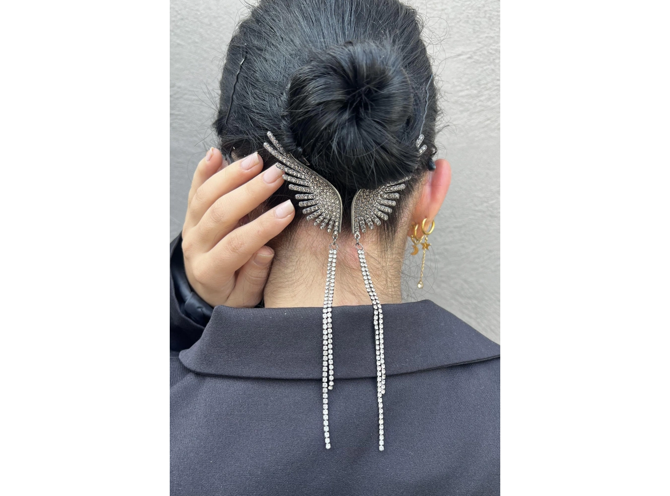 Antrasit Renk Melek Kanadı Figürlü İnci Ve Taş Detaylı Topuz Toka