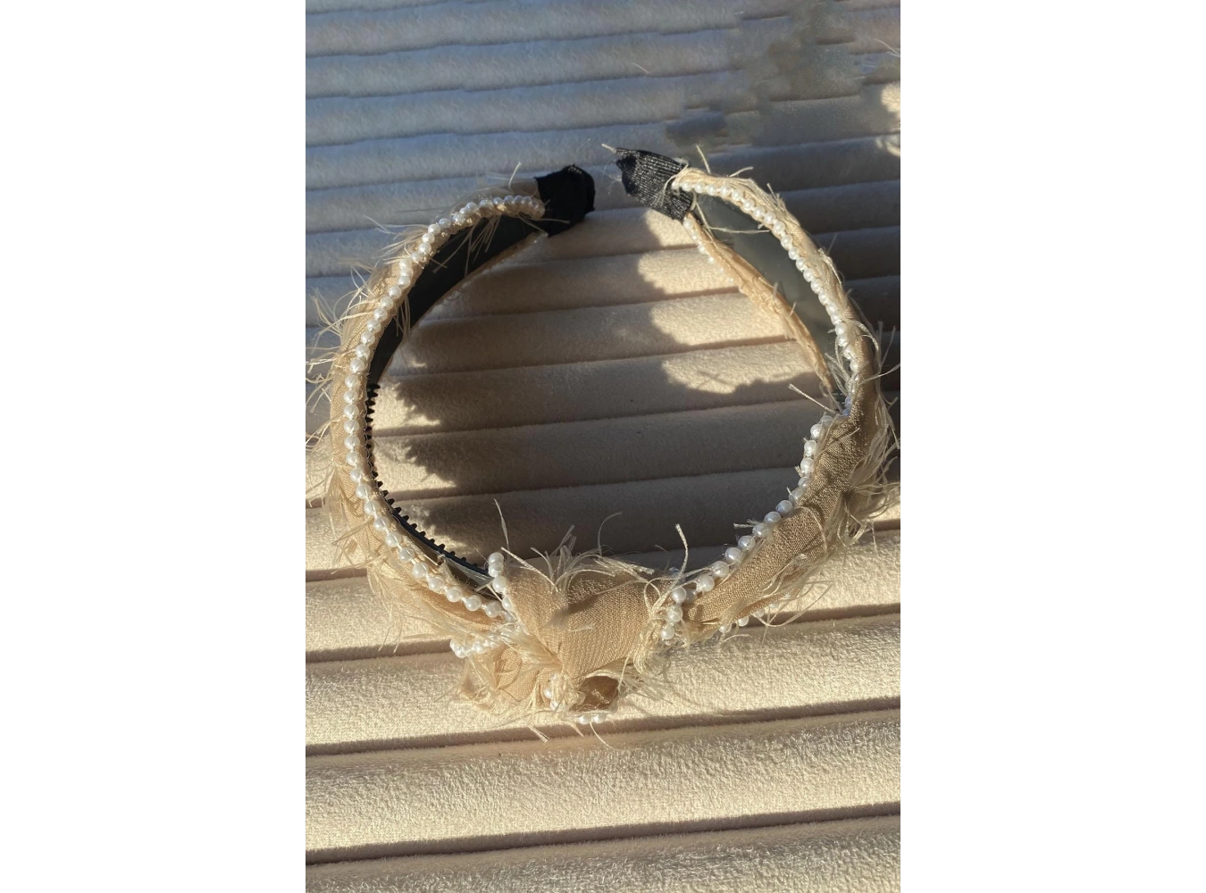 Bej Renk İnci Detaylı Taç