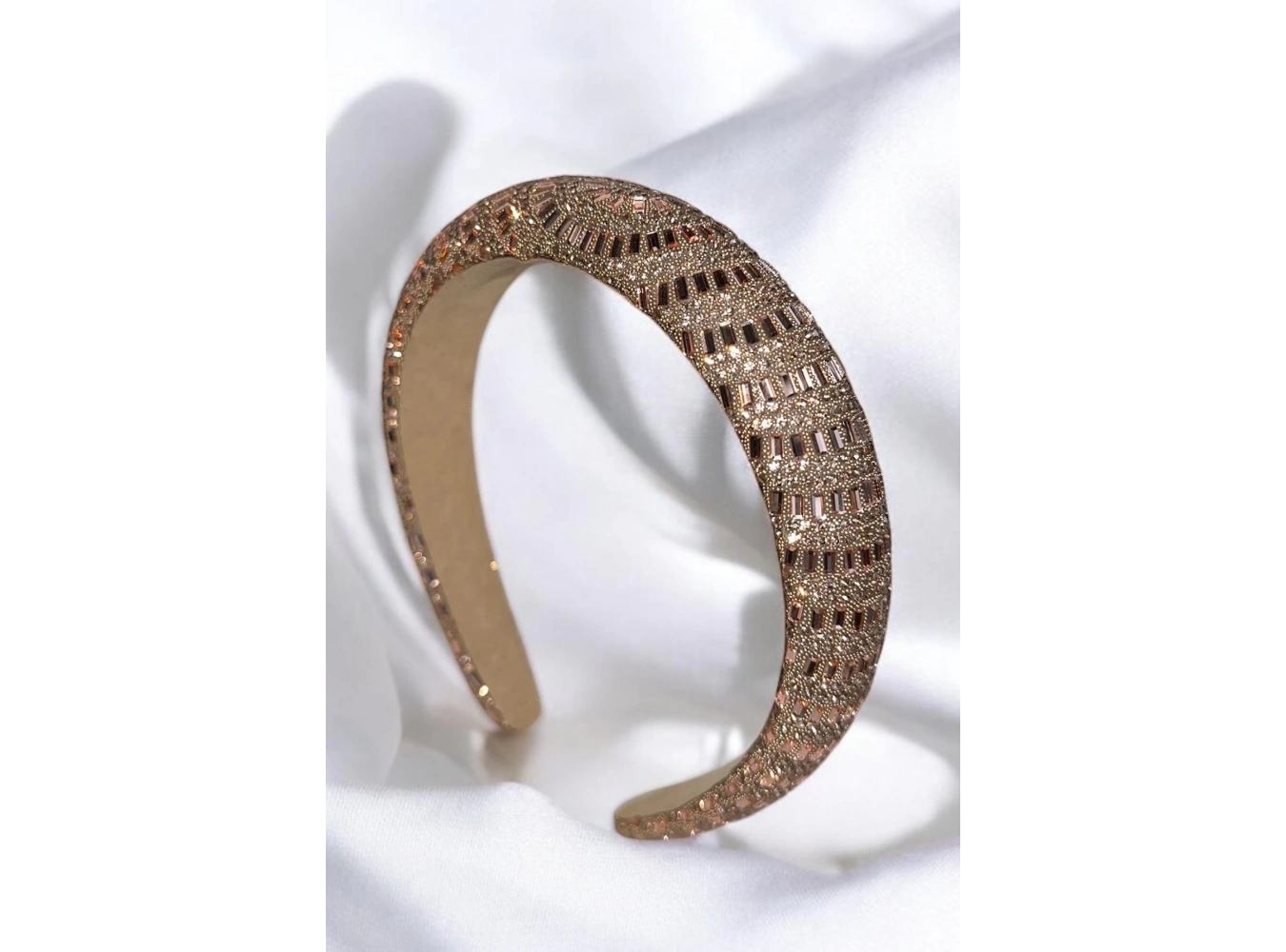 Bej Renk Kristal Taş Detaylı Taç