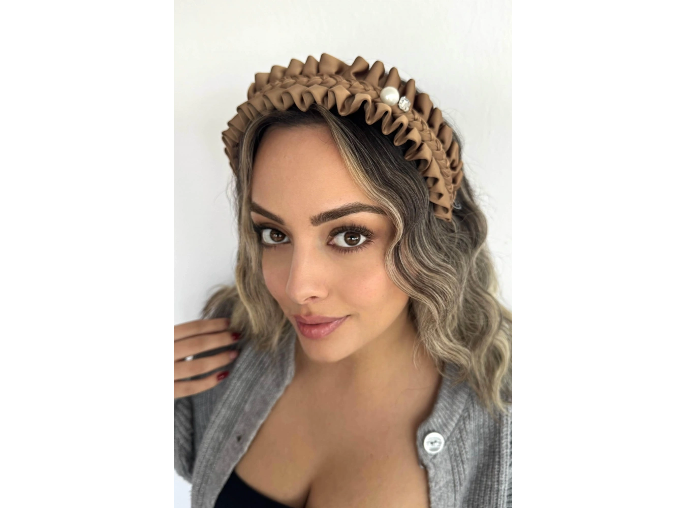 Bej Renk Taş Detaylı Büzgülü Taç