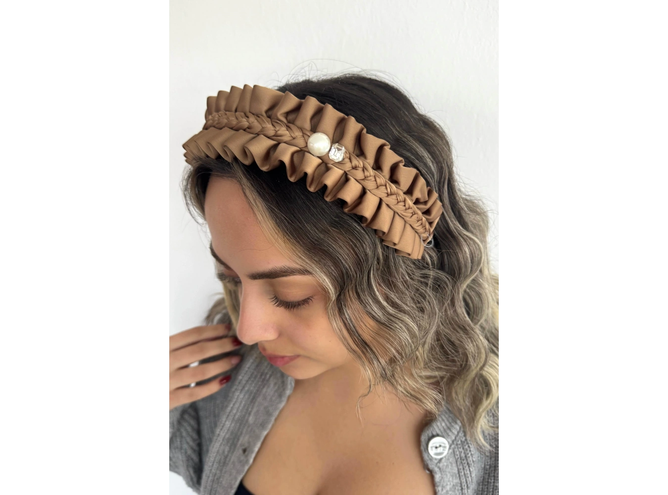 Bej Renk Taş Detaylı Büzgülü Taç