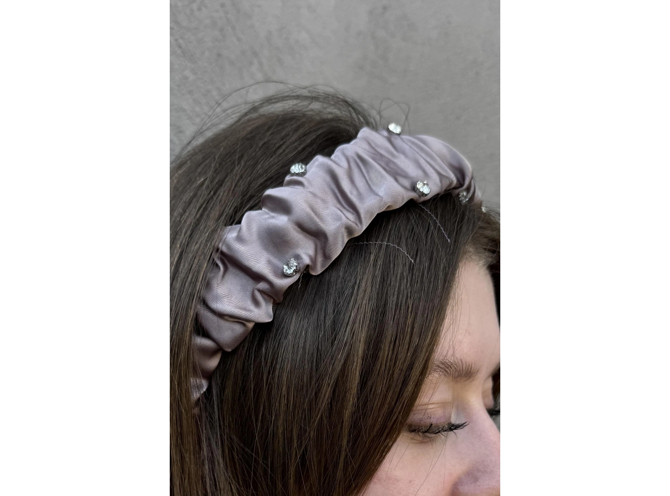 Bej Renk Taş Detaylı Büzgülü Taç