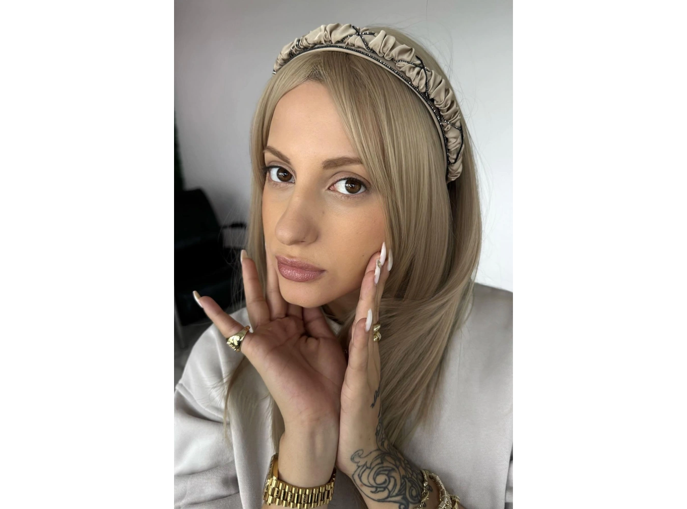 Bej Renk Taş Detaylı Taç