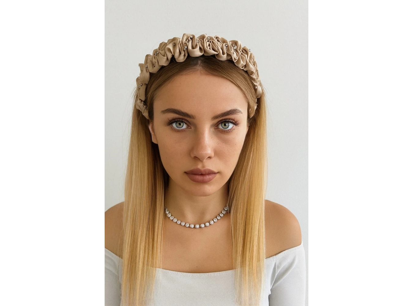 Bej Renk Taş Detaylı Taç